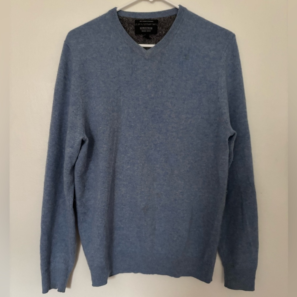 Nordstrom Men's Light Blue V-Neck 100% Cashmere Sweater